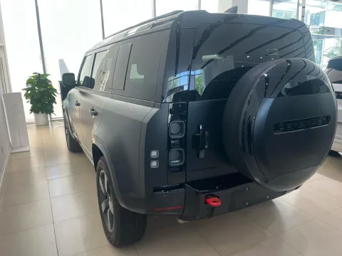2025 Land Rover Defender 3.0T 400HP L6 8AT