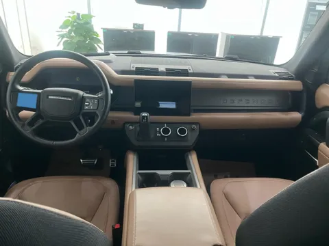 2025 Land Rover Defender 3.0T 400HP L6 8AT