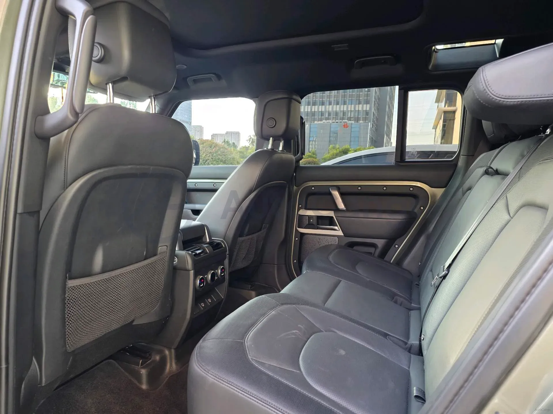 2022 Land Rover Defender 3.0T 400HP L6 8AT,autocango,china used car exporter,china ev exporter,chinese used car exporter,chinese used ev exporter