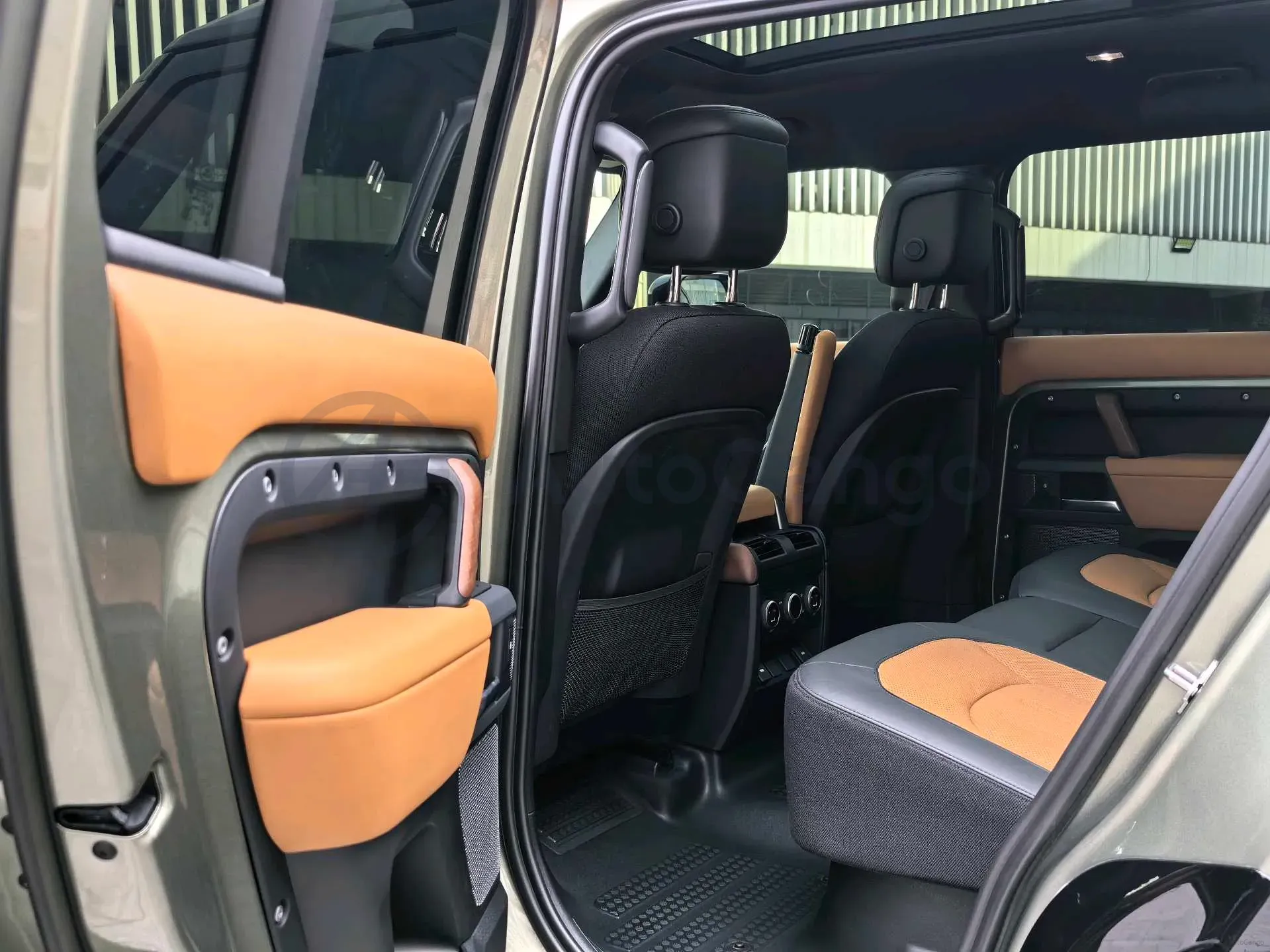 2023 Land Rover Defender 3.0T 400HP L6 8AT,autocango,china used car exporter,china ev exporter,chinese used car exporter,chinese used ev exporter