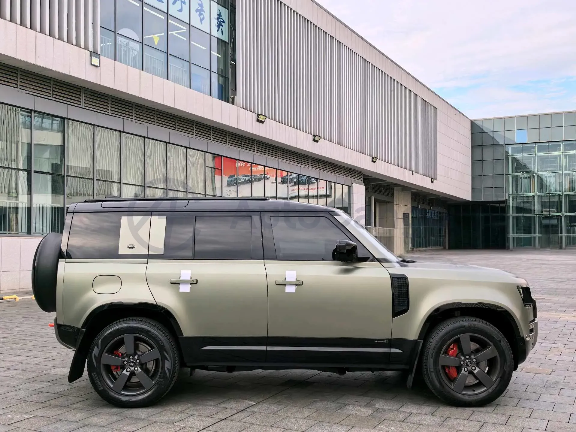 2023 Land Rover Defender 3.0T 400HP L6 8AT,autocango,china used car exporter,china ev exporter,chinese used car exporter,chinese used ev exporter