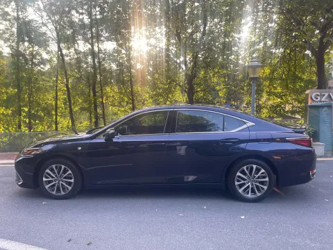2023 Lexus ES 2.5L 204HP L4 8AT,autocango,china used car exporter,china ev exporter,chinese used car exporter,chinese used ev exporter