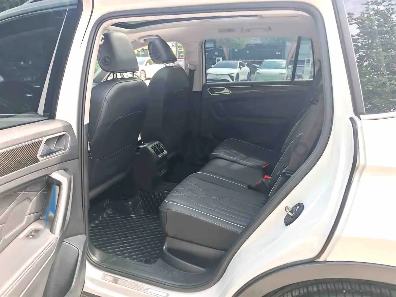 2024 Volkswagen Tiguan L 2.0T 186HP L4 7DCT,autocango,china used car exporter,china ev exporter,chinese used car exporter,chinese used ev exporter