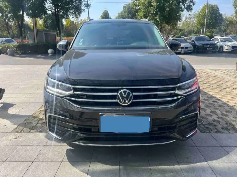 2023 Volkswagen Tiguan L 2.0T 220HP L4 7DCT,autocango,china used car exporter,china ev exporter,chinese used car exporter,chinese used ev exporter
