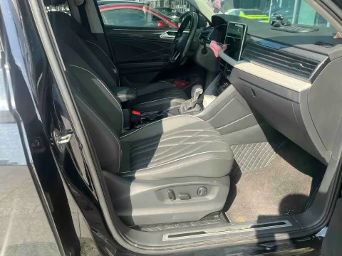 2023 Volkswagen Tiguan L 2.0T 220HP L4 7DCT,autocango,china used car exporter,china ev exporter,chinese used car exporter,chinese used ev exporter