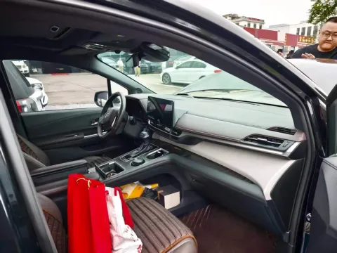 2023 Toyota Granvia 2.5L 189HP L4 E-CVT Hybrid