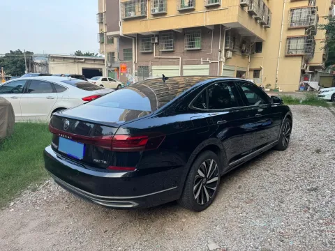 2022 Volkswagen Passat 2.0T 220HP L4 7DCT 9