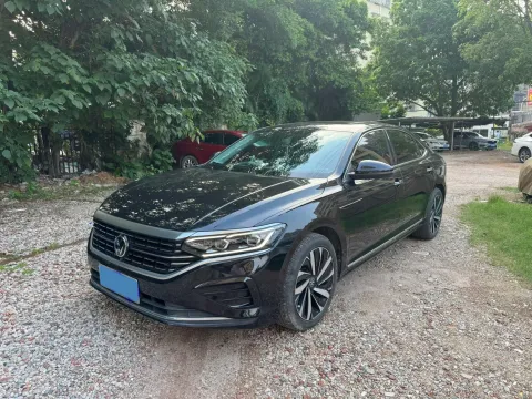 2022 Volkswagen Passat 2.0T 220HP L4 7DCT