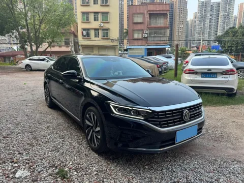 2022 Volkswagen Passat 2.0T 220HP L4 7DCT 2